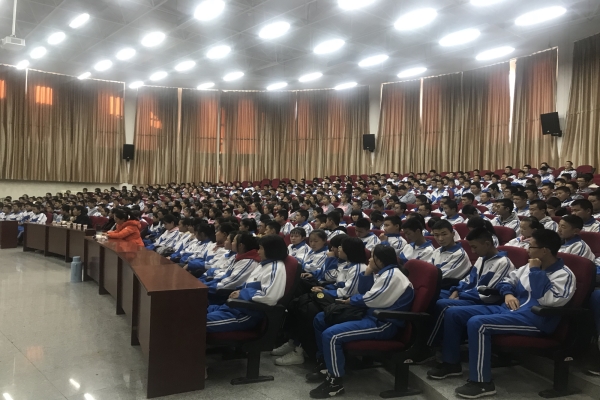 500余名师生聆听宣讲会.jpg